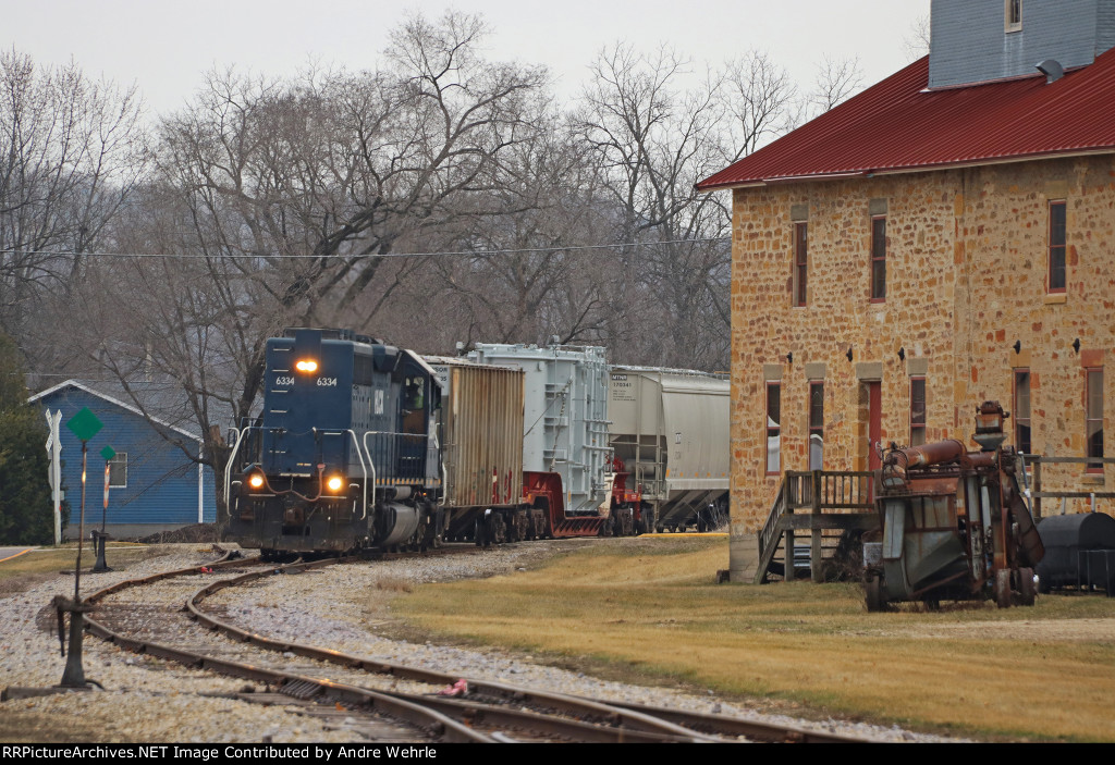 Rounding the curve past the Old Feed Mill Restaurant